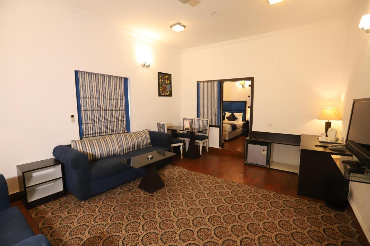 Hotel Capitol Hills Greater Kailash Delhi Neu-Delhi Exterior foto
